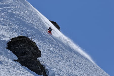 HISTORISK: Hedvig Wessel gjorde en svær backflip i tirsdagens frikjøringskonkurranse på Vikafjellet –få minutter etter at Vilde Fimreite (16) gjorde det samme. Så vidt vi kjenner til har aldri to backflips av dette kaliberet blitt gjort av jenter i en norsk frikjøringskonkurranse før. Foto: Kalle Hägglund