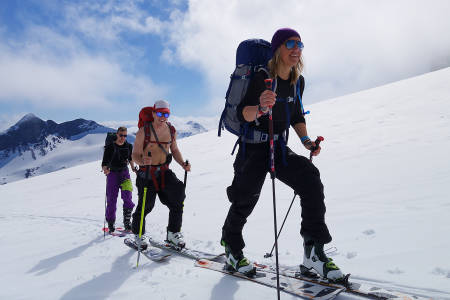 SISTE DAG: Øystein Benjaminsen, Erlend Bremnes og Turid Kleveland på vei mot Storebjørn. Foto: Erlend Sande