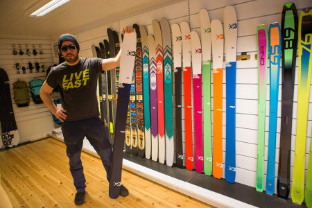 VILLE DU KJØPT SKI AV DENNE FYREN? Skifilmstjerna Eirik Finseth er sjef for G3 i Norge. Her poserer han med tøffe solbriller og G3s nye modell SENDr. Foto: Tore Meirik