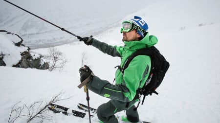 STAVER: Det pekes og forklares. Fredrik Luytkis prøver å få Carl Peder Engeset til å ta ned farta før han setter utfor en klippe på Strandafjellet. Bilde: Christian Nerdrum