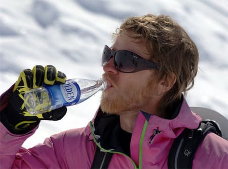 Dehydrerte David Magnusson lesker i seg litt kildevann. Foto: Sverre Hjørnevik