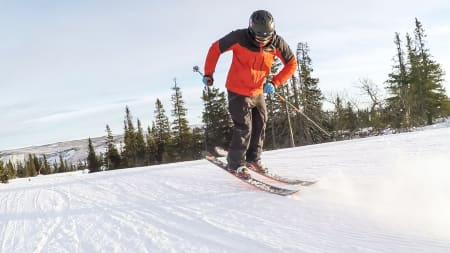 ALLSIDIGHETEN SELV: 360, 180, switch og butter. Ikke noe problem for denne karen. Eirik Finseth kan til og med kjøre på én ski. Baklengs. Det er han ikke lite fornøyd med, nei. Bilde: Christian Nerdrum