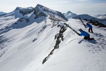 KUTT, KUTT, KUTT: Programleder Asbjørn Eggebø Næss og Åsmund Thorsen er i gang med alternativ virksomhet i fjellheimen. Bilde: Christian Nerdrum
