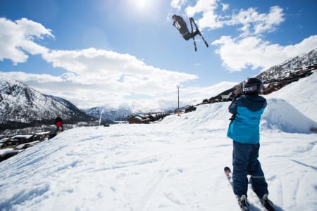 Benjamin Forthun er en ordentlig råskalle. Her imponerer han en kid med dobbel backflip