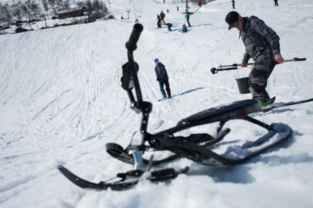 Felix Usterud (bakerst) og landslagstrener Luke Allen preparerer inrunnet til Felix´ snowracerbackflip-kicker