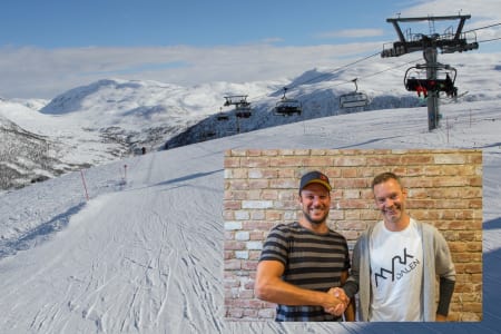 MYRKDALEN FØRST: Myrkdalen Fjellandsby i Hordaland ble det første anlegget i Norge som inngikk partnerskap med Skioo – og dermed kan du besøke Myrkdalen uten å stå ett sekund i heiskortkø neste vinter. Skioo-investor Aksel Lund Svindal takker Myrkdalen-sjef Harald Haaland for tilliten (innfelt). Foto: Tore Meirik & Endre Løvaas