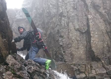 LEDER AN: Sondre Loftsgarden på Haukelifjell for noen dager siden. Legg merke til alpinbinding. Foto: Magnus Tjønn