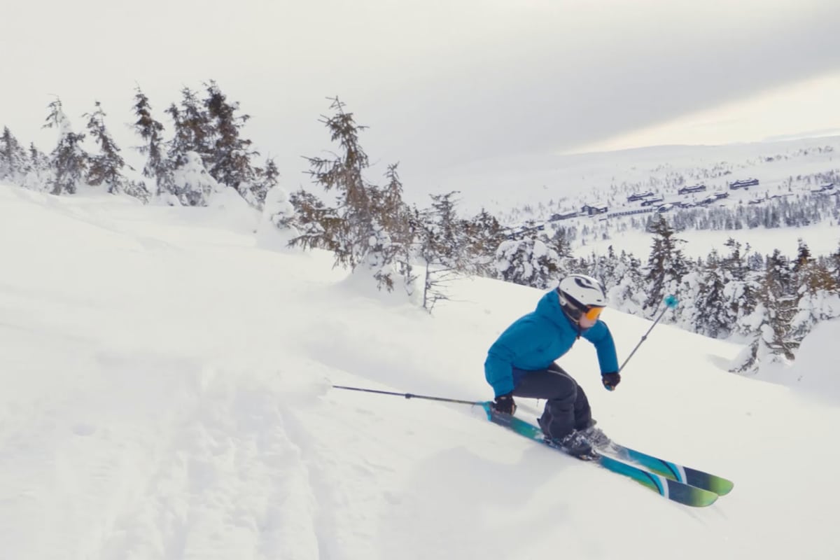 LILLEHAMRING: Linn Cecilie Mæhlum viser gode ski- og galleristferdigheter i reklamefilmen fra Visit Lillehammer.