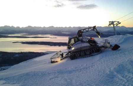 Løypemaskiner med vaier brukes til å heise snøen opp i anleggene og til å preppe svært bratte nedfarter. Men vaieren kan ta livet av en skikjører som treffer den. Foto: Privat