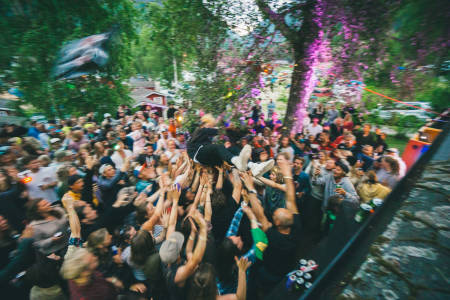 STEMNING: Strynefestivalen er Stryn på sitt beste. Både på dagen, kvelden og natta. Årets Strynefestival får tidenes mest tettpakka program. Foto: Brynjar Tvedt