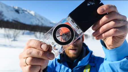 MÅL FRA TOPPEN: Kjøper du denne type kompass kan du til og med måle brattheten av henge du planlegger å droppe inn i. Bilde: Benjamin Hjort