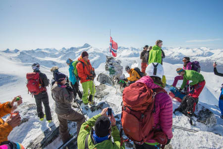 HALV STANG: Med flagget på halv stang tok mange venner av omkomne Ola Inge Drøpping turen til Trolltind langfredag. Foto: Bjørn Magne Øverås