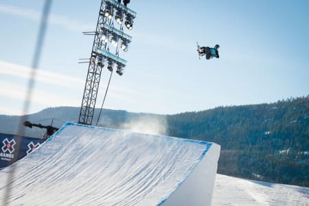 HARDT, ISETE OG DÅRLIG FART: Snowboardkjørerne er så misfornøyde med X Games slopestylecoursen på Hafjell at kvaliken har blitt utsatt for å byge om løypa. Foto: Peter Gløersen / Snowboardforbundet