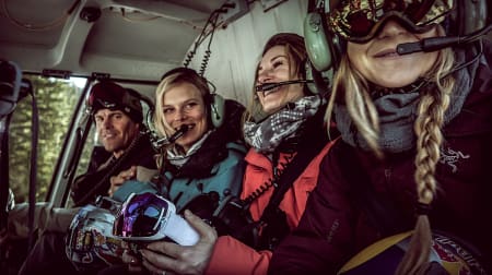MSP-sjef Scott Gaffney i helikopter med Angel Colinson, Elyse Saugstad og Michelle Parker