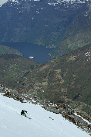 Christian Kongerud ned Dalsnibba med vakre Geiranger i bakgrunnen. Foto: Hans Petter Hval.