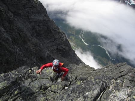 NUMMER FIRE: Ola Hovdenak like under toppen av Romsdalshorn.