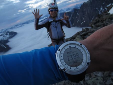 FERDIG: Obligatorisk klokkebilde på Kongen. Sju topper på 20 timer og to minutter