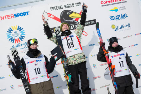 Felix Usterud er verdens beste slopestylekjører! Andri Ragettli (til venstre) er nest best, og Luca Schüler nummer tre.