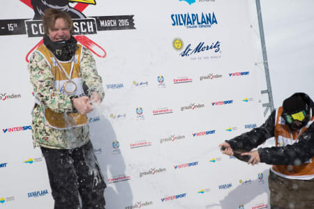Felix og Ragettli spruter champagne.
