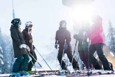 KLAR FOR CAMP: Linn Cecilie Mæhlum (i midten) er blant instruktørene når Ivrig kjører jentecamp i Oslo Vinterpark 20. januar. Foto: Kyle Meyr