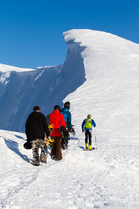 Finske snowboardere med brettet på snei eller locals i kondomdrakt. Opp kommer de.