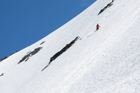 HERLIG SKITERRENG: Hans Petter Hval koser seg på perfekt sommersnø i det bratte toppartiet på landets tøffets, heisbaserte sommer-skitur. Foto: Tore Meirik