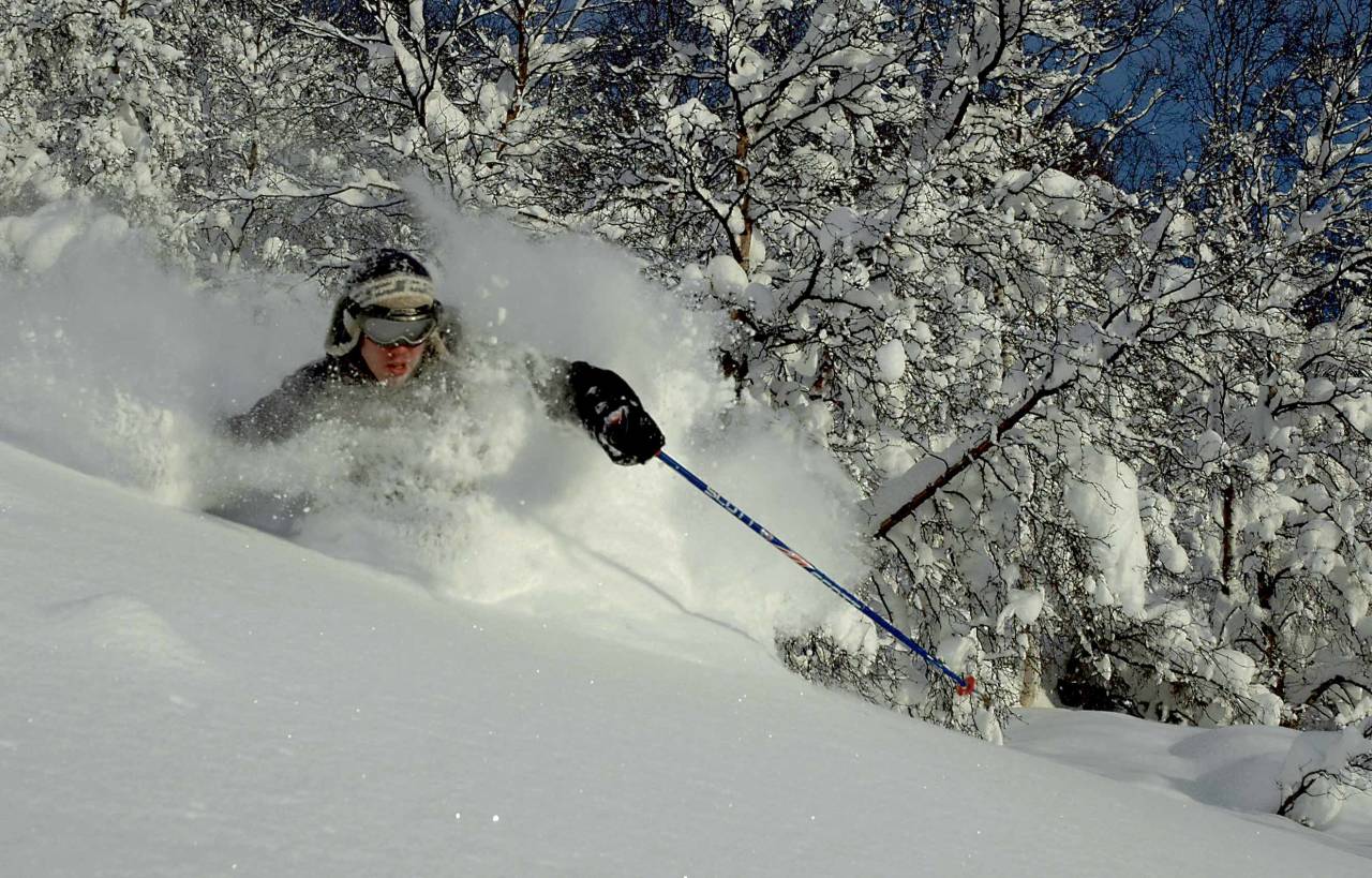 LEGENDARISK: Med fancy lue kjører Eirik Finseth dyp pudder med solid såle i Vangslia 25. november 2004. Dette ble starten på den beste sesongen i Oppdal siden årtusenskiftet. Bilde: Trond Aalde