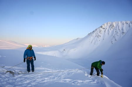 Markus sikrer Jimmy som graver ut en liten skavl – Foto: Kjetil M. Samuelsen