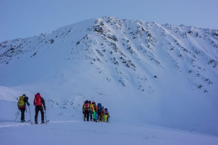 Gjengen på vei opp Bjørndalen i Sør-Lenangen – Foto: Ptor Spricenieks