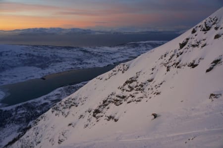 Eric Sundquist kjører en renne ned fra Storgalten – Foto: Kjetil M. Samuelsen