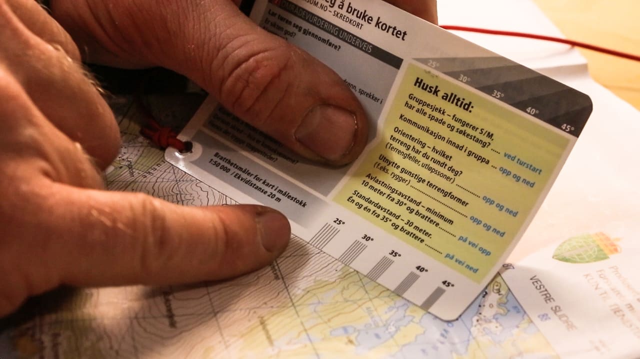 LAG EN PLAN: For tindevegleder Jørgen Aamot begynner ofte turen ved kontorpulten. Bilde: Benjamin Hjort