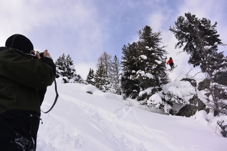 SVEITS: Asbjørn Eggebø Næss, Åsmund Thorsen (på ski) og PK Hunder er i Sveits. Foto: Asbjørn Eggebø Næss
