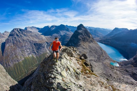 Ola Hovdenak springer i Romsdalsfjella
