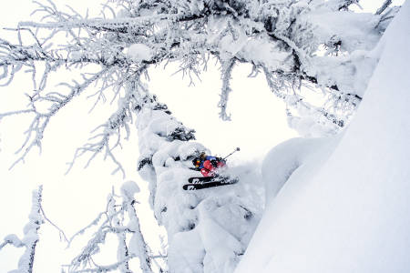 PUDDERSTUDIER: Bergljot Støer studerer snøkorn i Whitewater innimellom slagene som student i Victoria, som er hovedstaden i British Columbia. Foto: Leif Zapf-Gilje