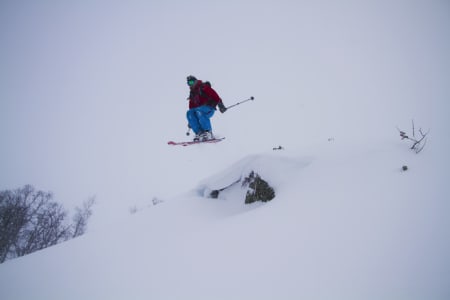 BOOM: Det går bokstavelig talt over stokk og stein for Henrik Jørgensen på Haukelifjell. Foto: Tor-Einar Wahl.