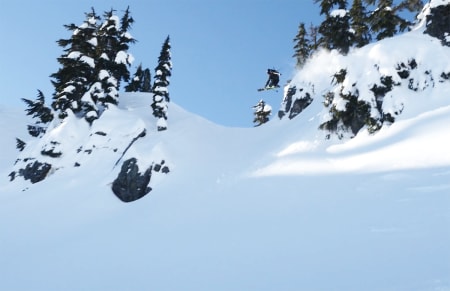 HJEMME PÅ BORTEBANE: Vebjørn Enersen på vei utfor en klippe i snøhullet Alpental i Washington blir en slags blanding av hjemmebane og bortebane.