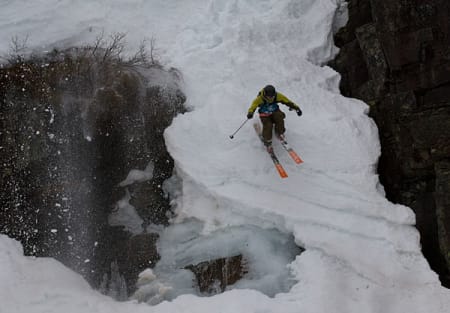 Denne karen setter sin lit til snøbroen.