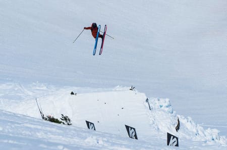RIKTIG VEI: Erland Skogum sender en frontflip på det siste hoppet. Foto: Anders Vestergaard