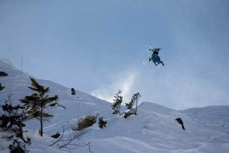 IMPONERER: Hedvig Wessel gikk stort med backflip i FWT-starten i Japan, og er en temmelig heit medaljekandidat foran tirsdagens runde i Kicking Horse. Foto: Jeremy Bernard