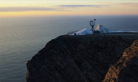 PÅ RETT PLASS: Anders Backe jibber på Nordkapp. Da snakker vi location. Hvis Field Productions leverer det traileren lover, da er det bare å glede seg!
