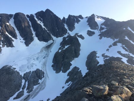 SKIFØRE I AUGUST: Store Kågtind på Skjervøy i Troms har fortsatt fint skiføre – og sesongen ser ut til å vare helt l den begynner på nytt igjen. Foto: Jan Arild Hansen