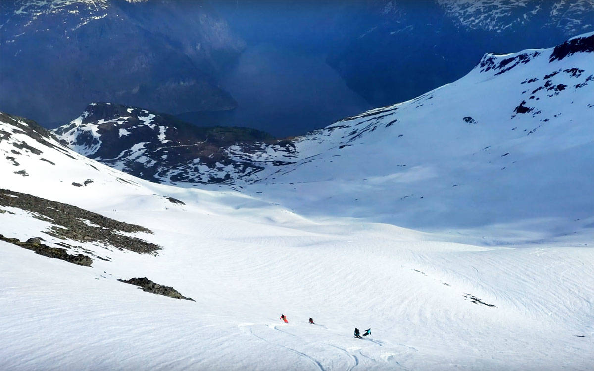 PÅ TUR: Hedvig Wessel på skitur hjemme i Norge sammen et knippe av planetens beste frikjørere.