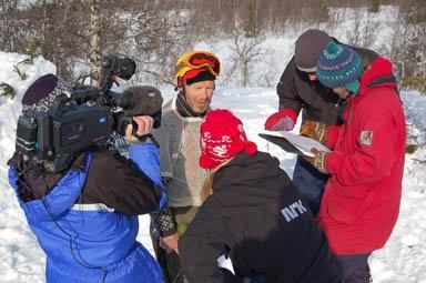 MEDIA PÅ PLASS: Arrangør og fjorårets vinner, Vidar Eggiman, intervjues av NRK Norge Rundt. Mens dommerne summererer opp poengene.