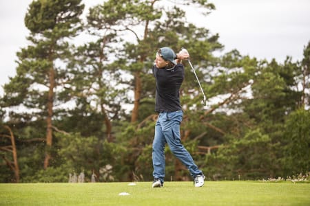 Torstein Horgmo tok turen fra California for å mokke noen golfballer i Kragerø.