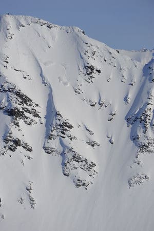 FREKKE LINJER: Det er lite å utsette på linjene du kan få kjørt med helikopter som heis på Sunnmøre. Foto: Endre Løvaas