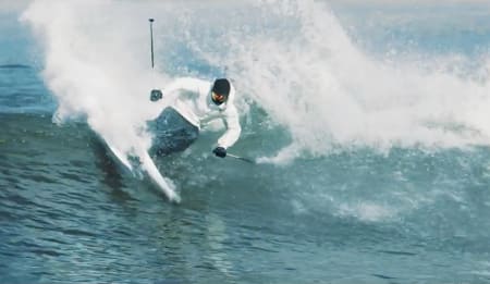 SOMMERSKI: Candide Thovex kjører ski på surfebølger som om bølgene var perfekt sommersløsj.