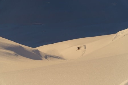 TITS DEEP Trygg legger inn en velfortjent sving ned fra et fjell på Sunnmøre.