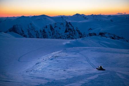 SOLNEDGANG MED TRÅKKEMASKIN: Vil catskiløyvet gi flere mulighet til å oppleve denne utsikten fra Kvitlenova? Foto: Henning Reinton