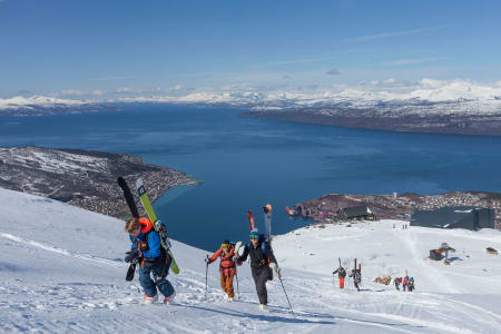 Søndagens felleskjøring startet for de aller fleste med en gåtur fra toppen av Narvikfjellets gondol. Foto: Jan Arne Pettersen