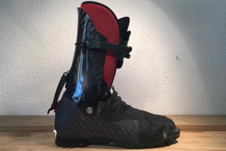 PROTOTYPE: Holdbarhet og riktig fleks er den store utfordringen før telemarkstøvelen til karbonmester Pierre Gignoux kan slippes på markedet. Foto: Pierre Moyade